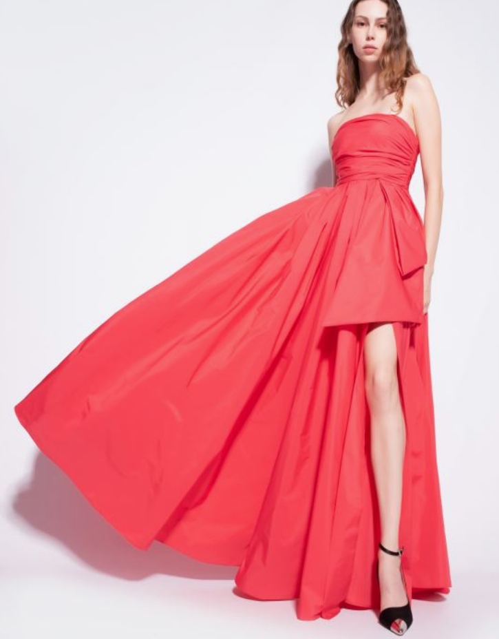 כשאני בוחרת pinko dress, אני לא רק מתלבשת – אני מצהירה